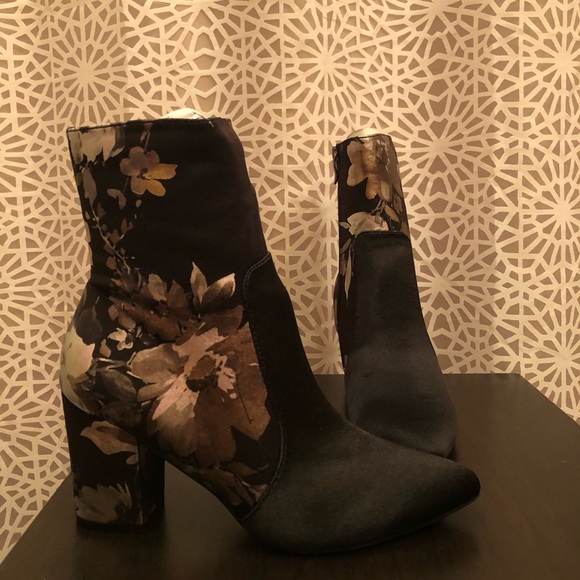 NWT Boutique Black Floral Print Metallic Booties - Picture 4 of 16